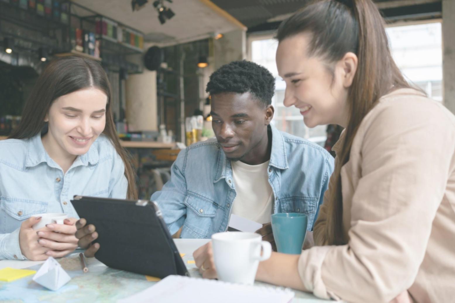 Participanți lucrând pe studii de caz financiare